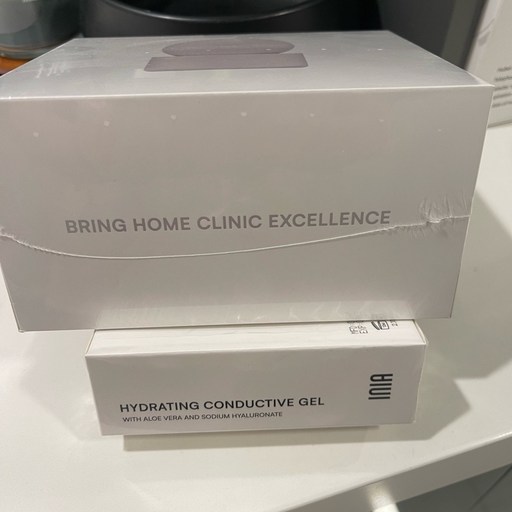 INIA Sphera 8-in-1 Microcurrent Facial Device - White & Rose Gold - Picture 5 of 5